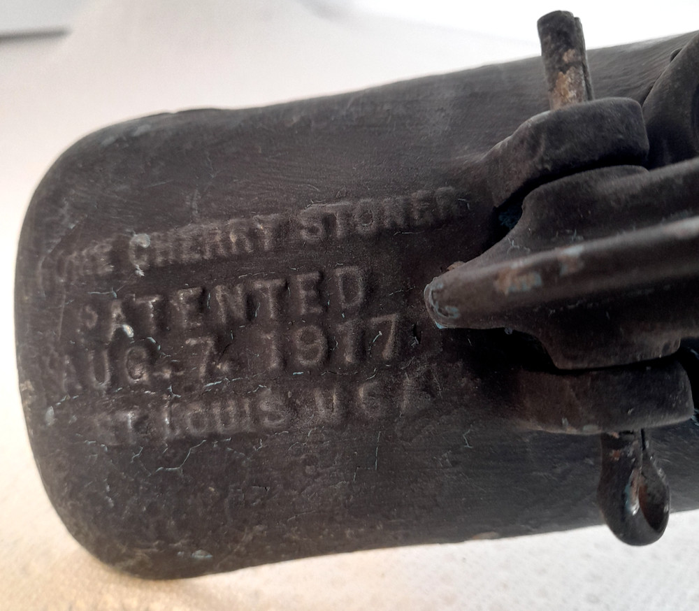 VINTAGE PRIMATIVE HOME CHERRY STONER TABLE MOUNT