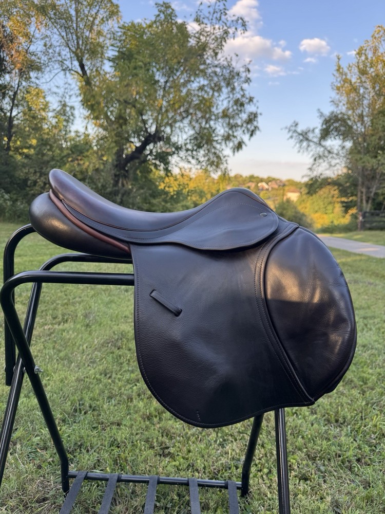 2017 COUNTY SOLUTION HJ 17.5 FORWARD FLAP JUMP SADDLE
