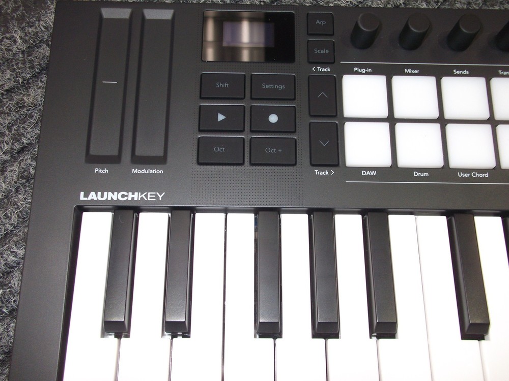 Novation Launchkey Mini MK4 Portable 25‑Key USB MIDI Controller