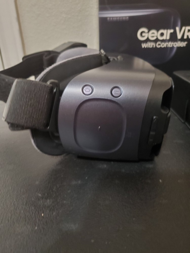 Samsung Gear VR Powered By Oculus Virtual Headset Controller Model SM-R324