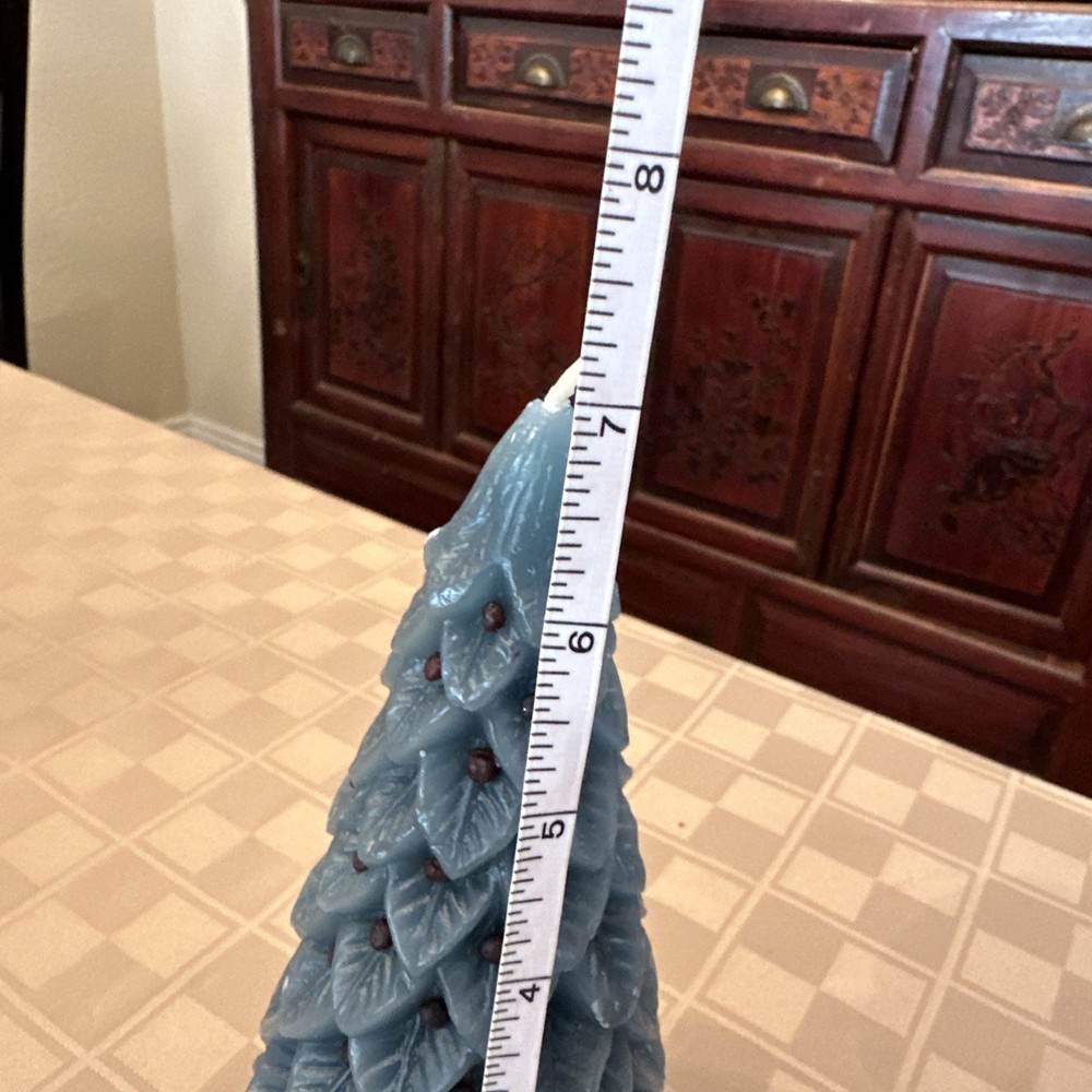 One Unique, Gorgeous Christmas Candle