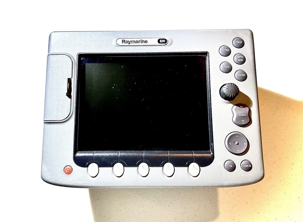 RAYMARINE E80 E02011 GPS NAVIGATION CHART PLOTTER SONAR FISHFINDER RADAR & COVER