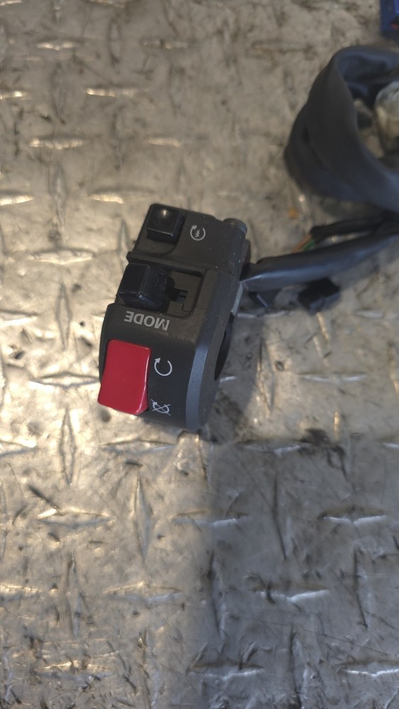 2009-2014 YAMAHA R1 OEM RIGHT SIDE HANDLEBAR START STOP SWITCH