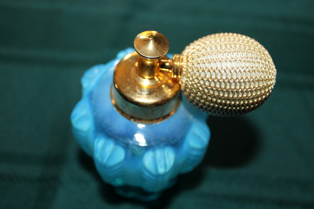BEAUTIFUL DEVILBISS BLUE FEATHER PERFUME ATOMIZER EX COND BULB WORKS VINTAGE