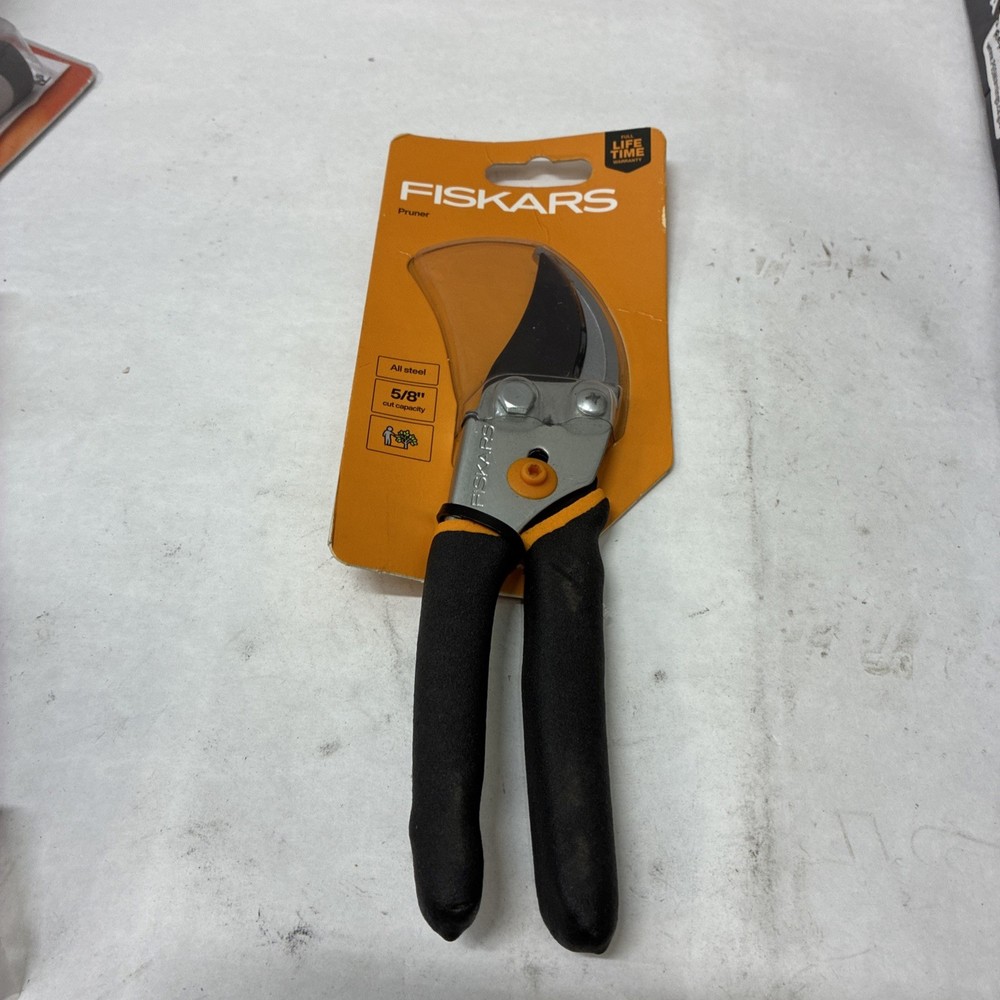 Fiskars Pruner 5 /8" Cut Capcity -