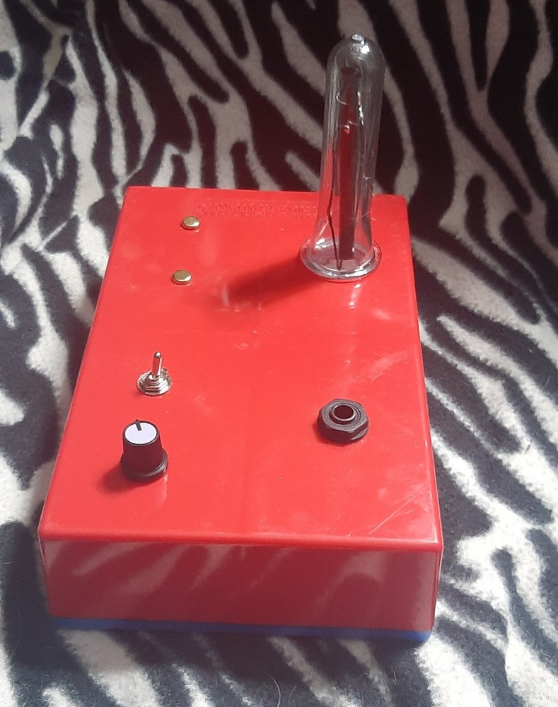 Stylophonic optical theremin synthesizer