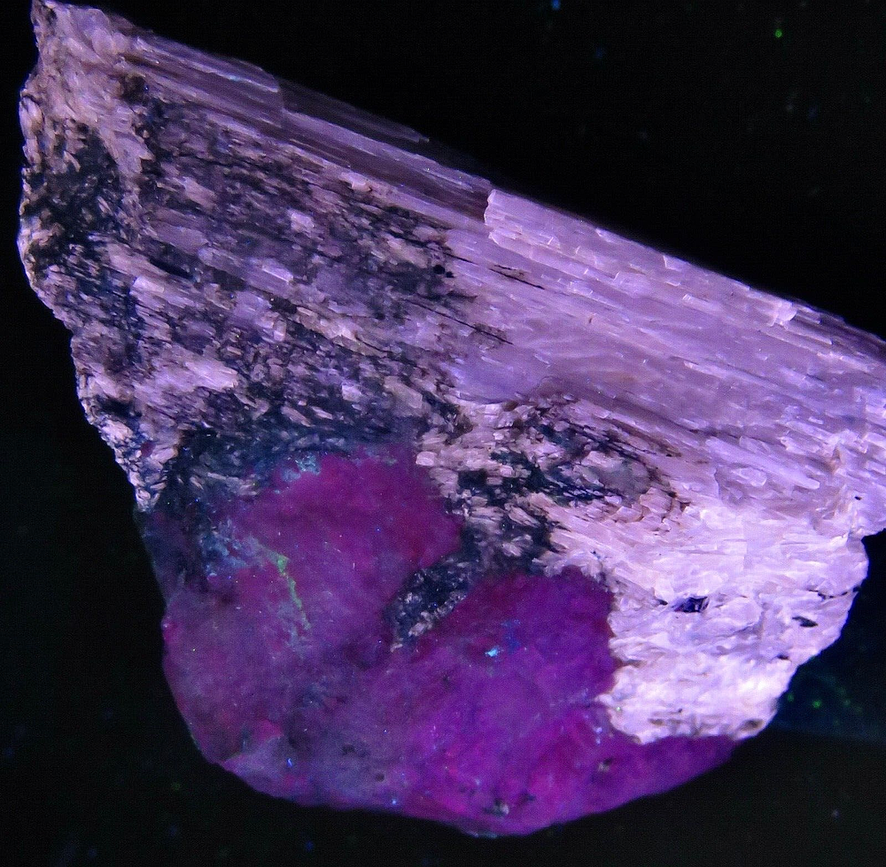 Fluorescent : AGRELLITE - Kipawa River Complex , Temiscamingue , Quebec