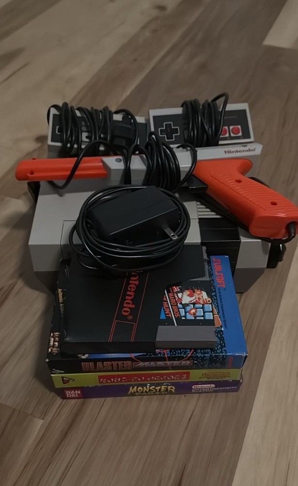 NES System Console / 2 Controllers / 1 Zapper / 4 Games / Read Description