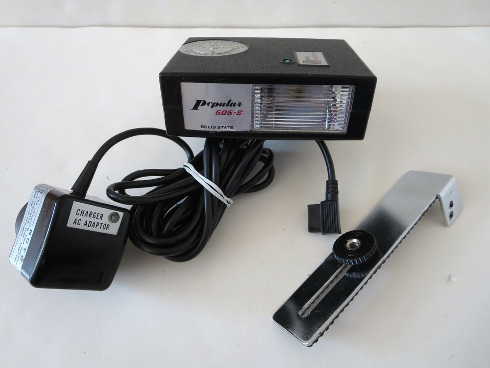 VINTAGE POPULAR 505-S SOLID STATE FLASH UNIT W ITH POWER SUPPLY AND BRACKET