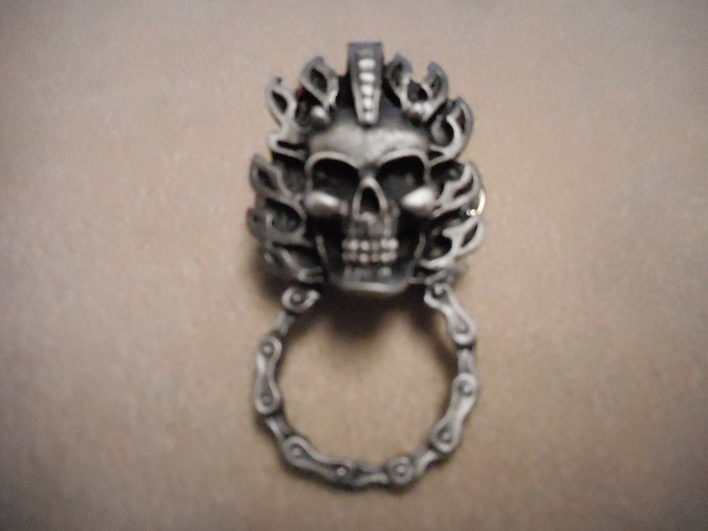 BIKER PIN ******* DEVIL HEAD ON FIRE ******* GREAT PIN PEWTER HOLDS SUNGLASSES
