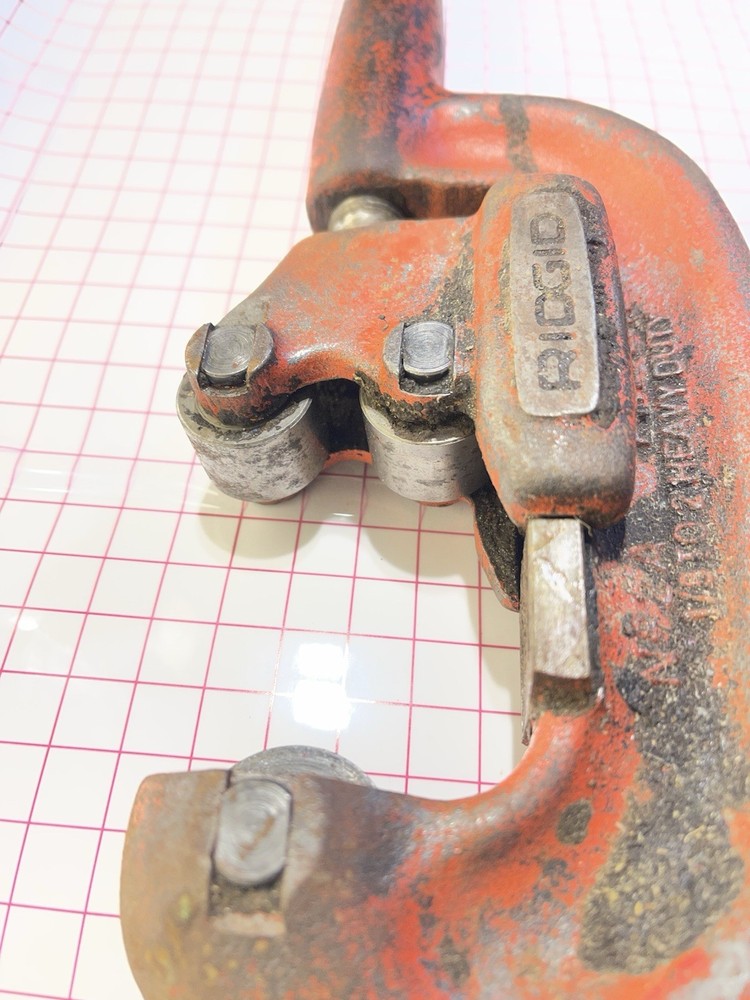 RIGID HEAVY DUTY PIPE CUTTER 1/8"-2" PIPE CAPACITY RIDGE TOOL CO