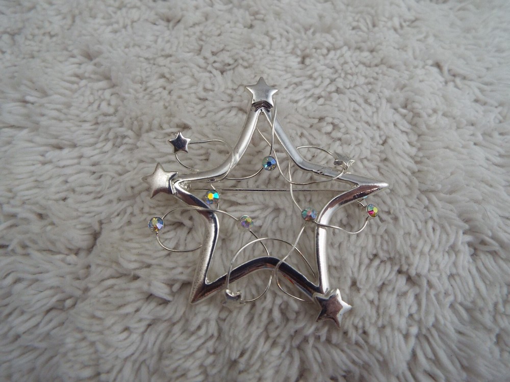 Silvertone Rhinestone Star Pin (J14)