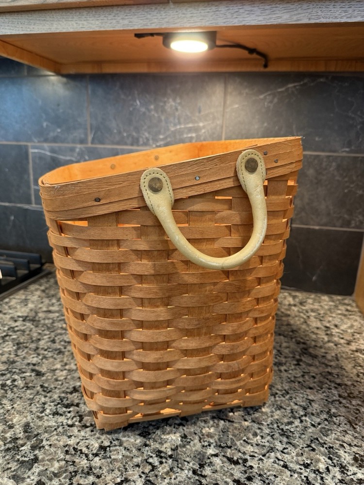 Longaberger , magazine basket, excellent condition