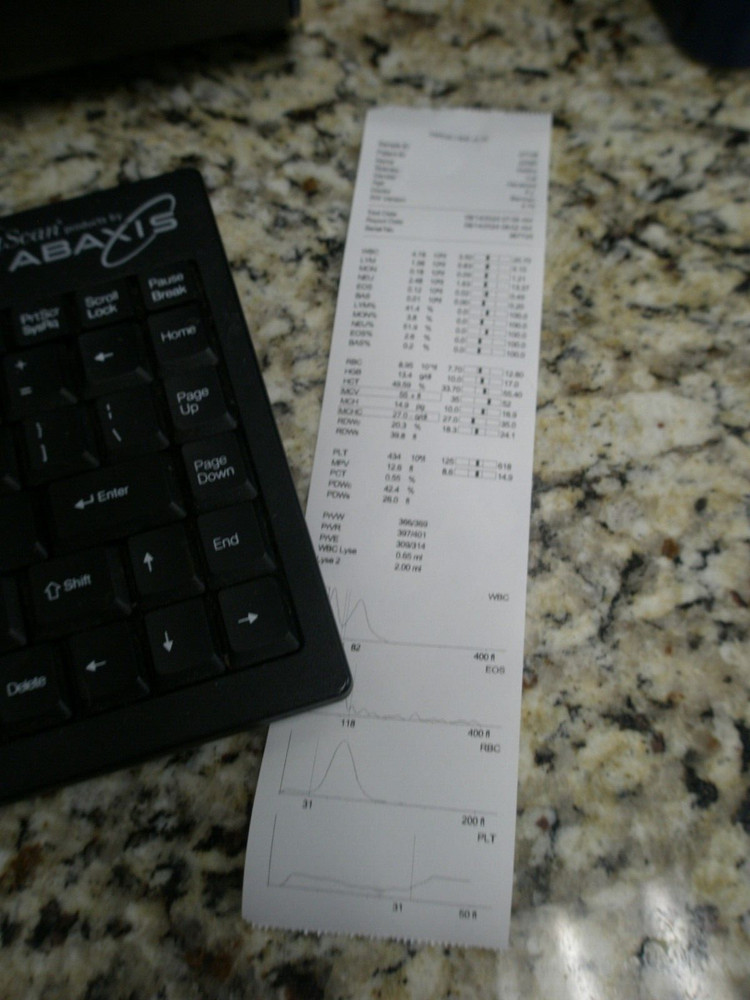 ABAXIS VETSCAN HEMATOLOGY ANALYZER HM5 - in working environment