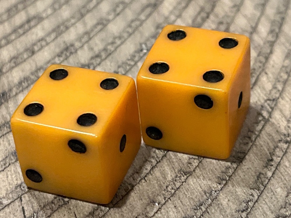 Old vaseline butterscotch bakelite dice pair 121023@