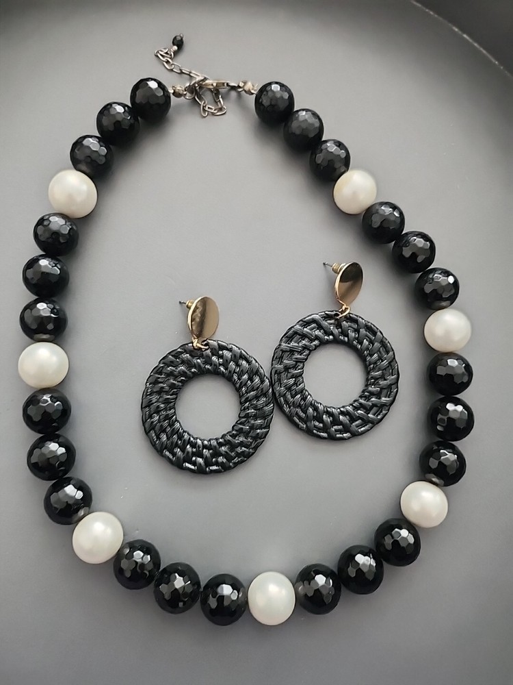 Beautiful Set Neckla and earrings 🖤