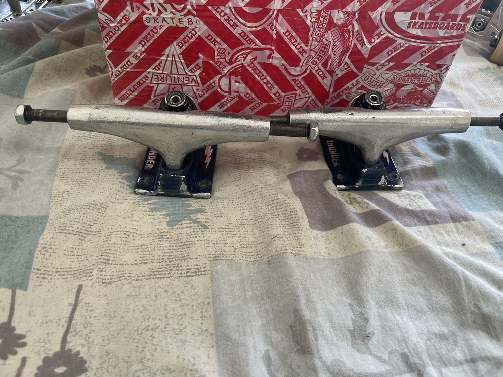 Thunder  skateboard Trucks 145 lights