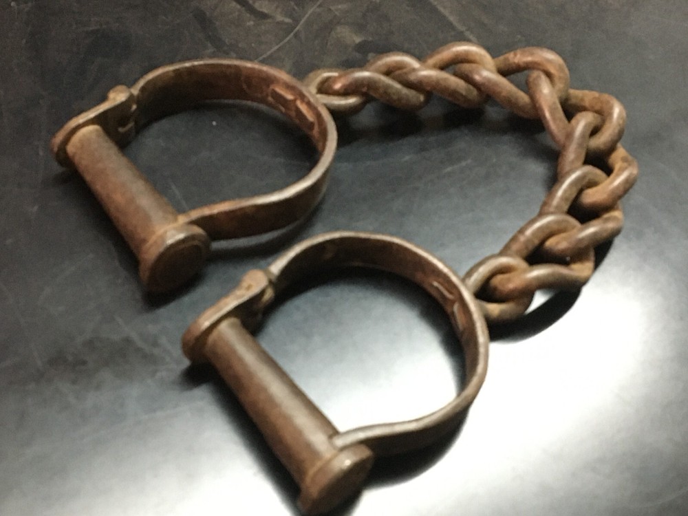 OLD VINTAGE HANDMADE RUSTIC IRON SOLID RARE HANDCUFF CHAIN MULTIPURPOSE USE