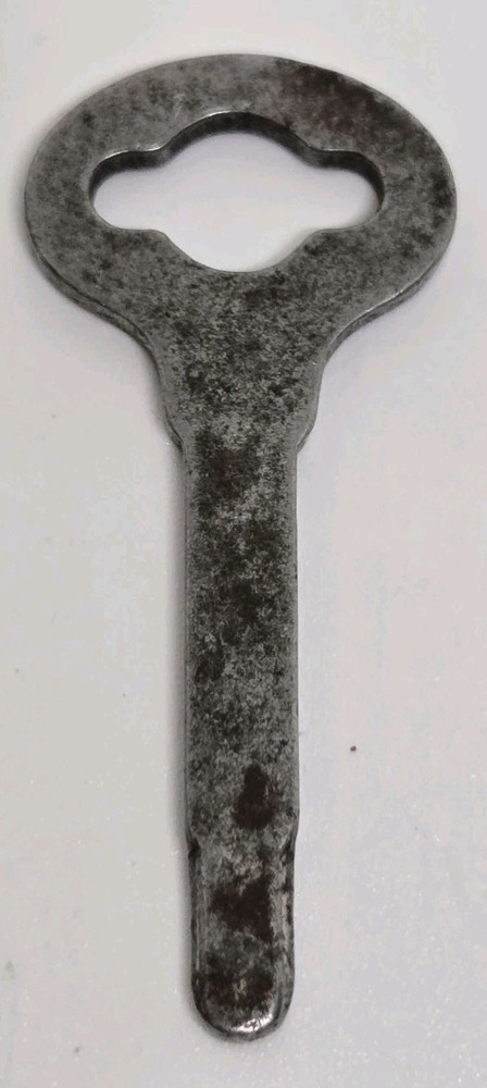 VINTAGE SEWING MACHINE KEY