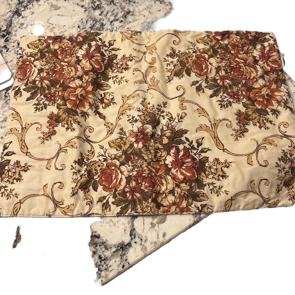Vintage Table Runner And 4 Placemats