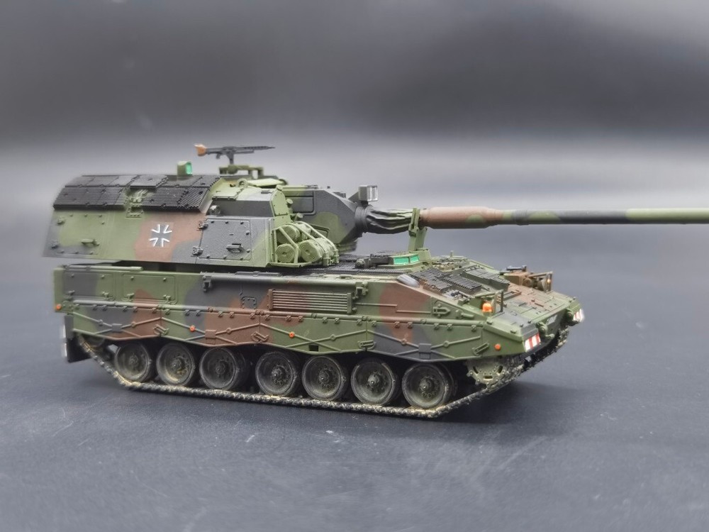 German Pzh2000 self-propelled howitzer model heavy armor model 1/72