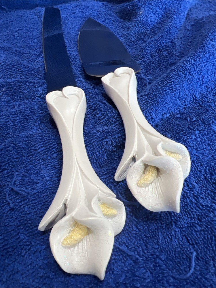 2pc. Wedding Cake Serving Set 13” & 10.5” Lilly Handle Detail