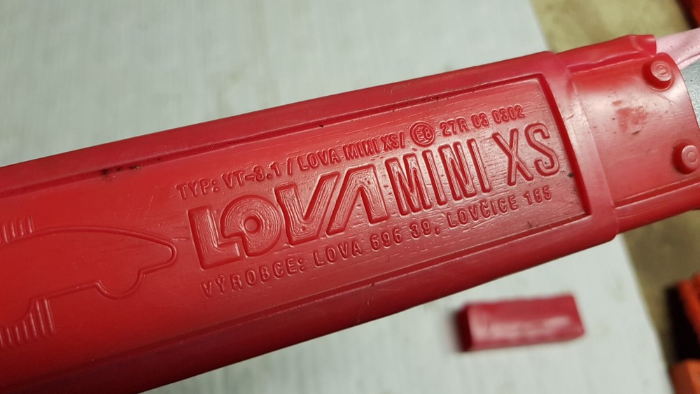 27R030302 warning triangle with plastic sleeve