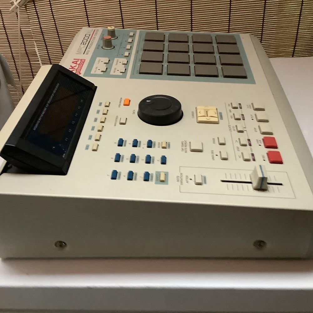 AKAI MPC2000XL sampler