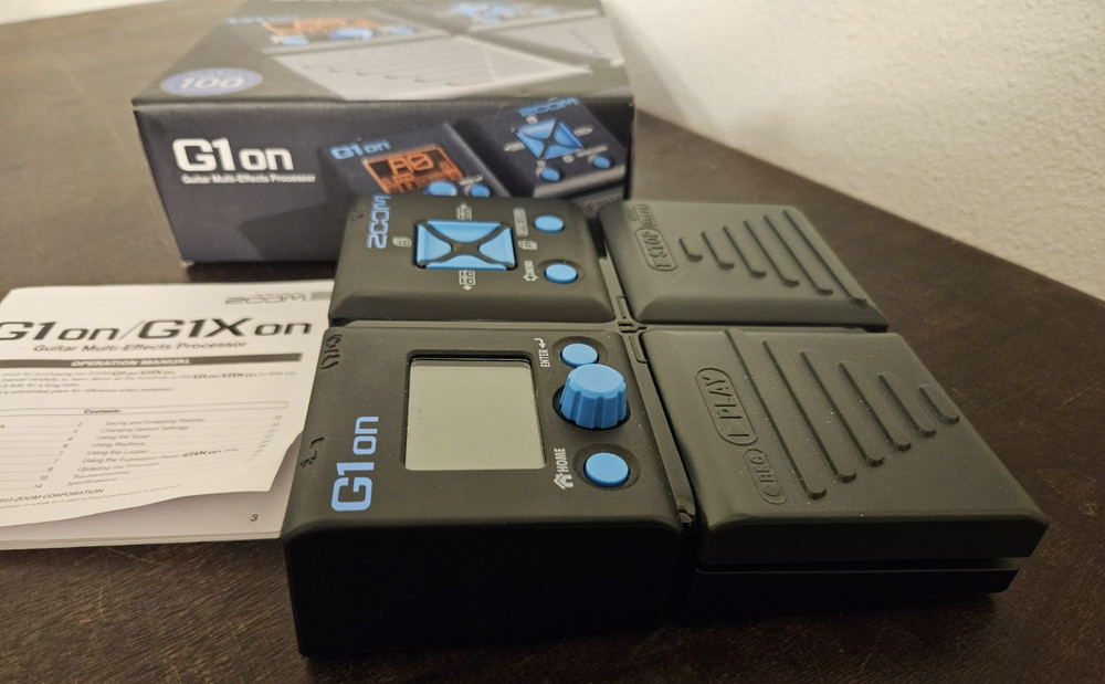 ZOOM G1 on Guitar Multi-Effects Processor with Box and Manual