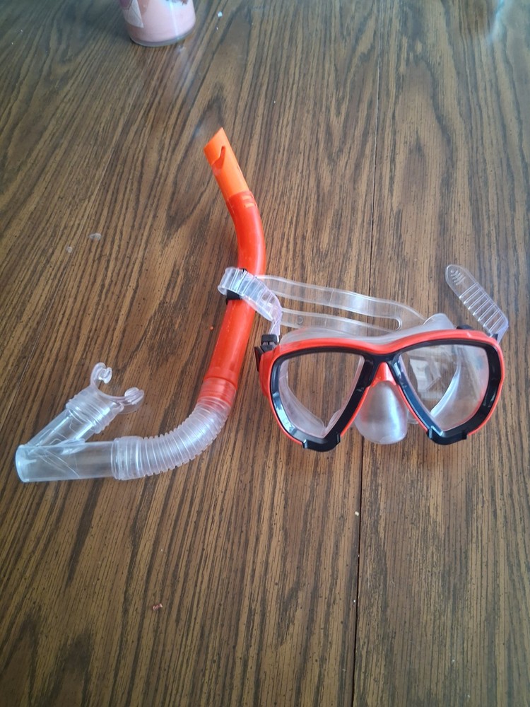 Pre Owned Medium size 6" wide Mask & Snorkel Set