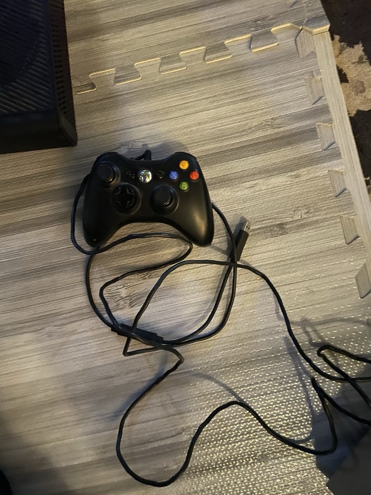 xbox 360 with two controllers Read Desc