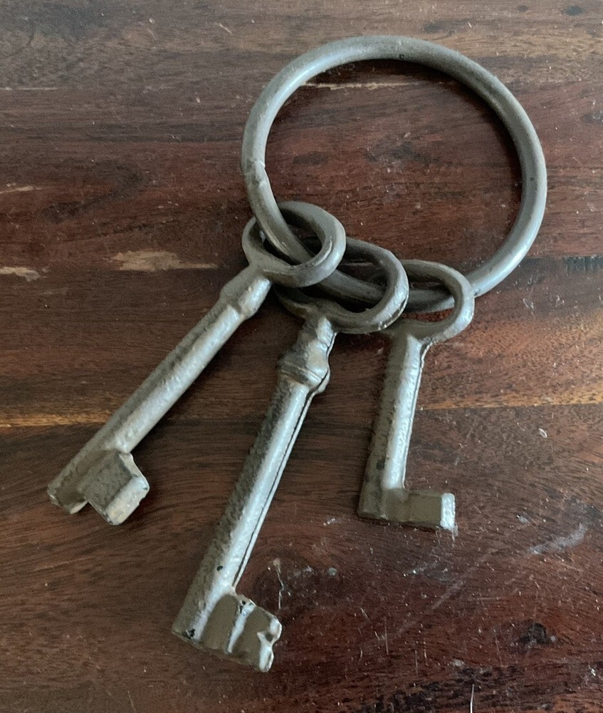 Fantastic Rustic Decorative Cast Iron Key Set
