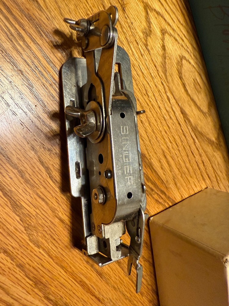 Antique 1938 Singer Sewing Machine/Accessories