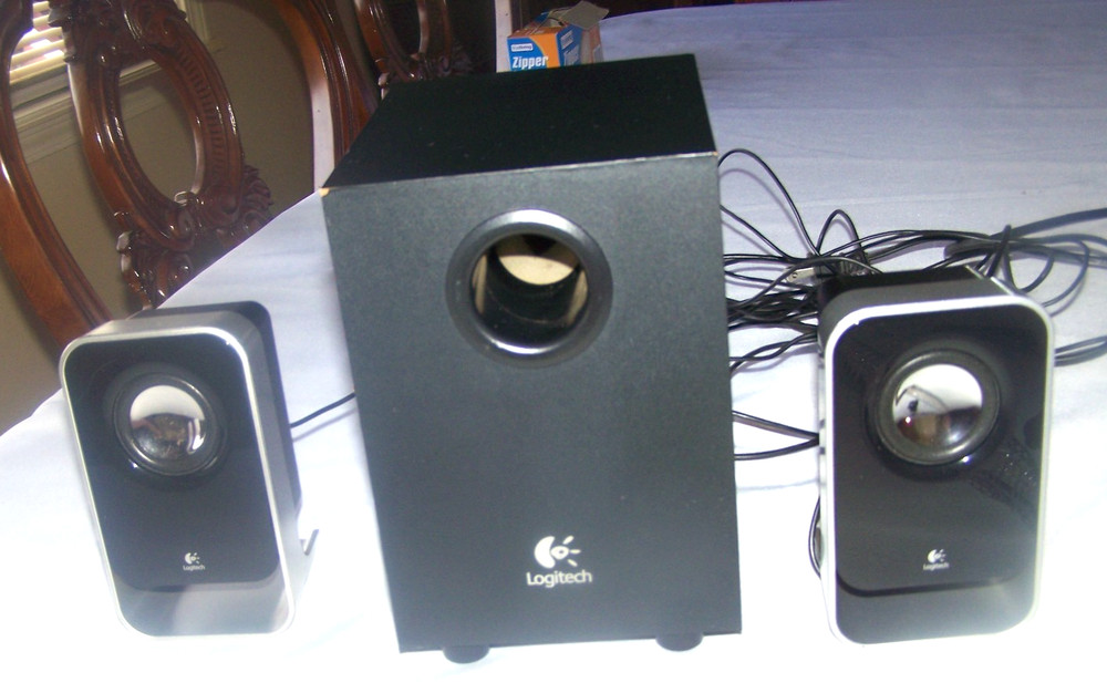 Logitech Z213 Multimedia 2.1 Computer Speaker System w/ Sub - PC, MAC & Mobile