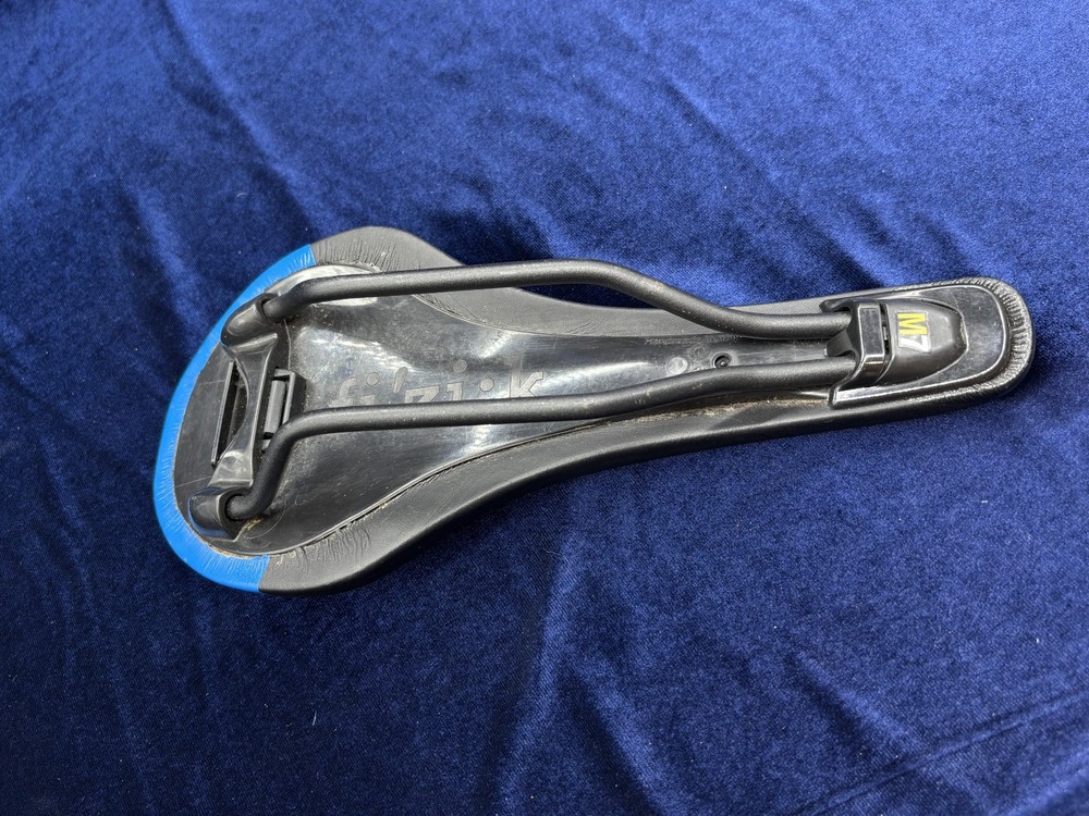 Physics Tundra M7 bicycle saddle