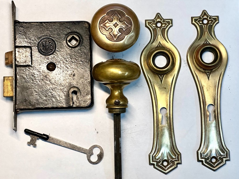 ANTIQUE R.H.CO. MORTISE LOCKSET,2 BRASS ORNATE KNOBS,2BACKPLATES & 1 WORKING KEY