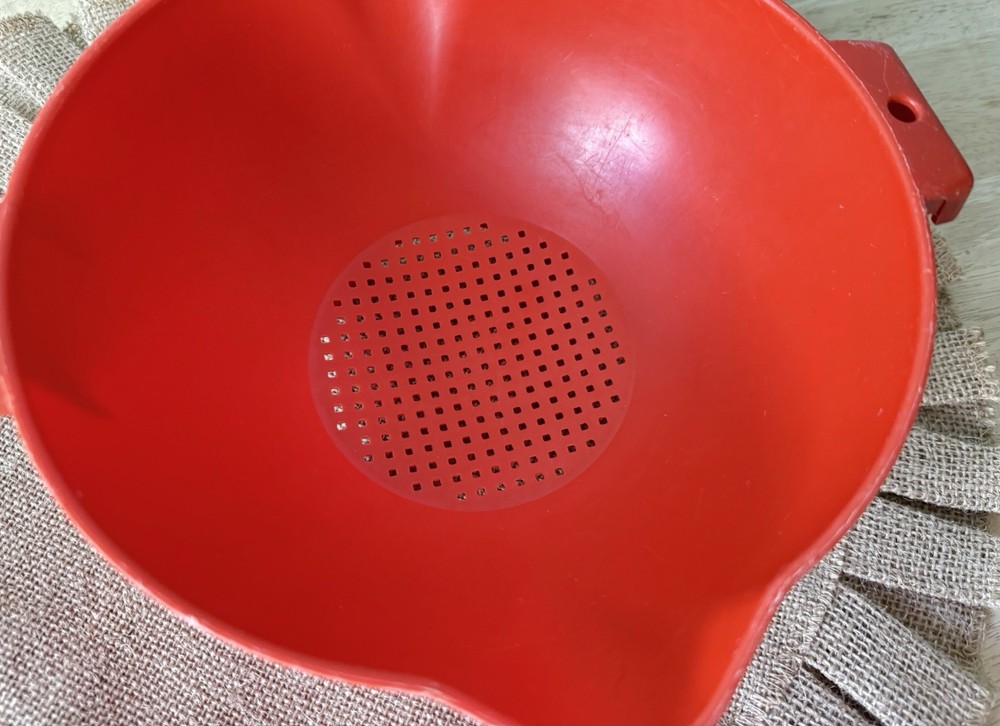 Tupperware #1523-2 Large Red/Orange 2 Quart Colander Strainer w/ Handle Vtg