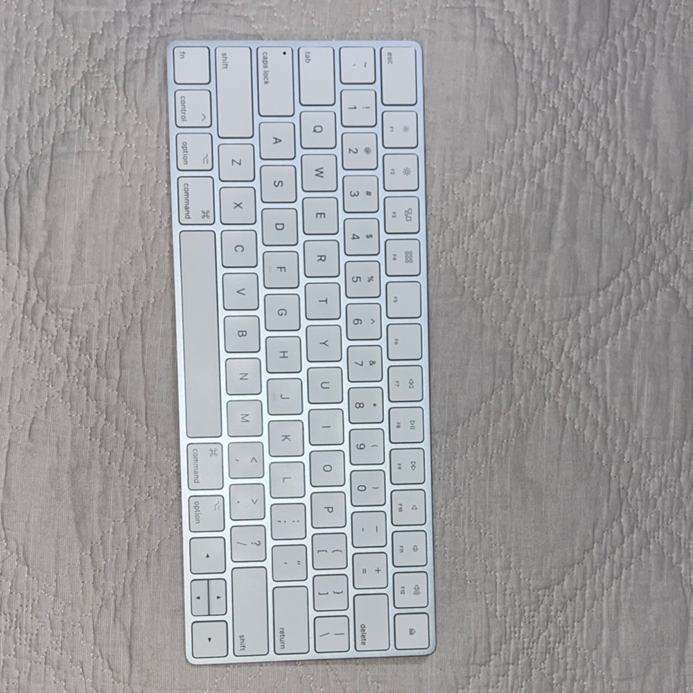 Apple Standalone Keyboard White Plastic English Standard QWERTY Layout