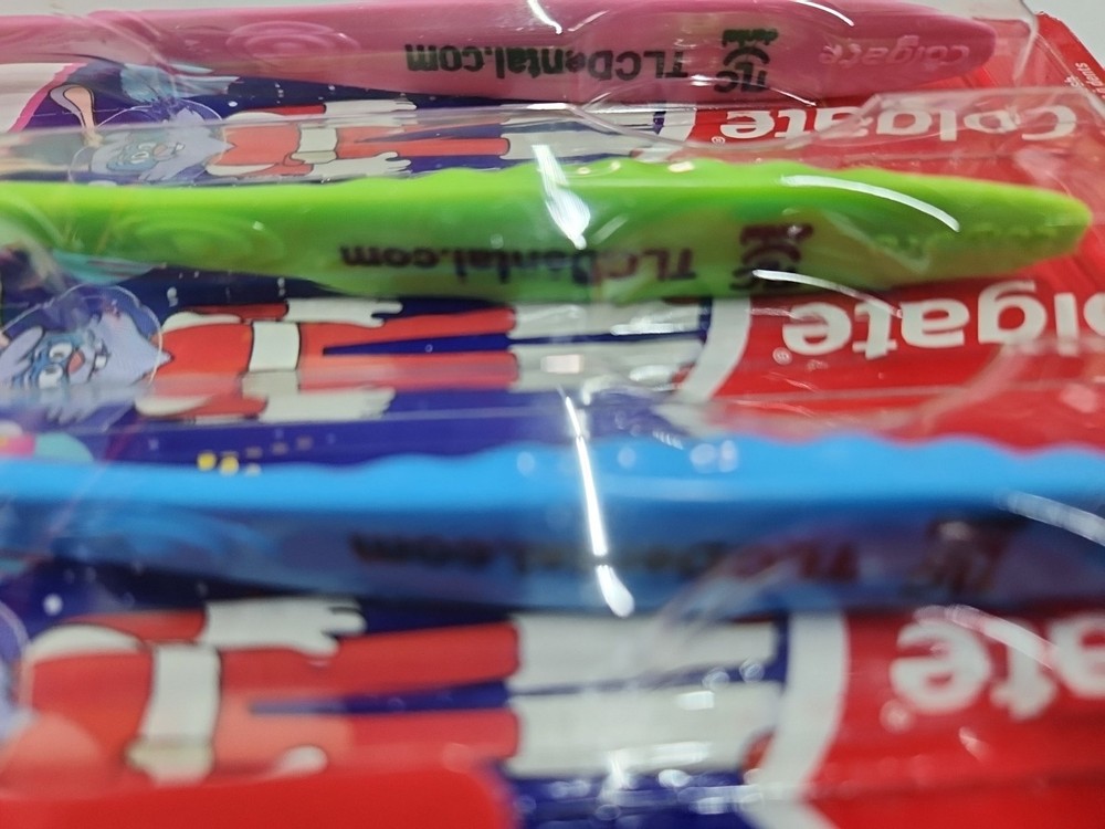 LOT 48 Colgate Extra Soft Extra Souple Toothbrush for JUNIOR 5+