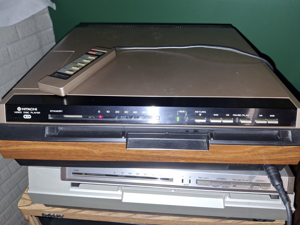 Hitachi VP1000 CED player w/remote