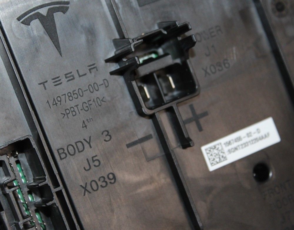 TESLA 2017 – 23 MODEL 3 FRONT LEFT SIDE VOLTAGE BODY CONTROL MODULE