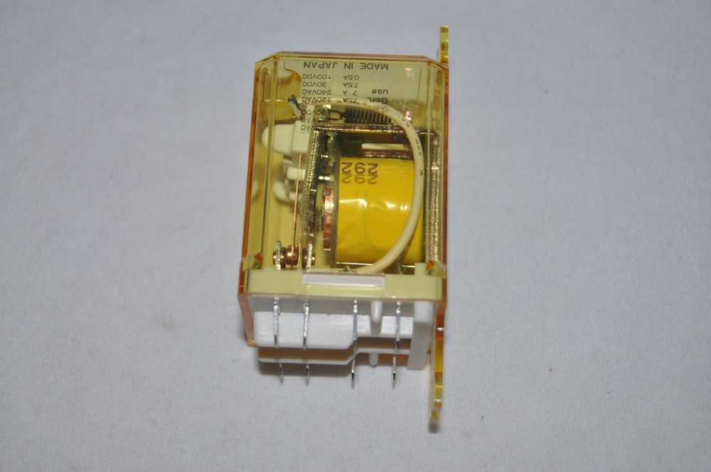IDEC RR2BA-US 240VAC Relay DPDT 10A Panel Mount Blade