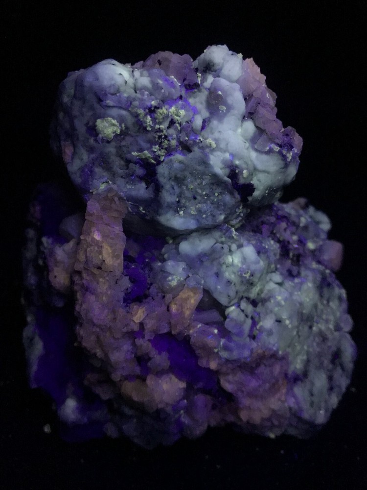 1030 GM Fluorescent,Phosphorescent Hackmanite on matrix Sar e Sang Afghanistan