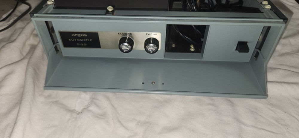 VTG Argus 540 Automatic Slide Projector Powers Up. Needs light Bulb