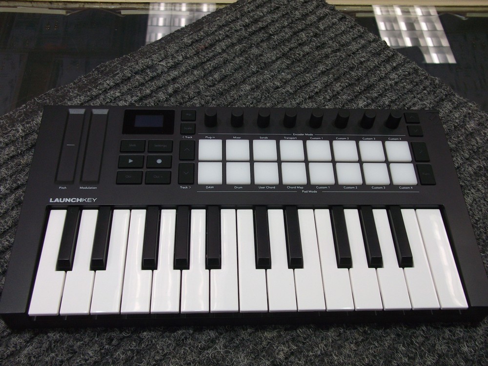 Novation Launchkey Mini MK4 Portable 25‑Key USB MIDI Controller