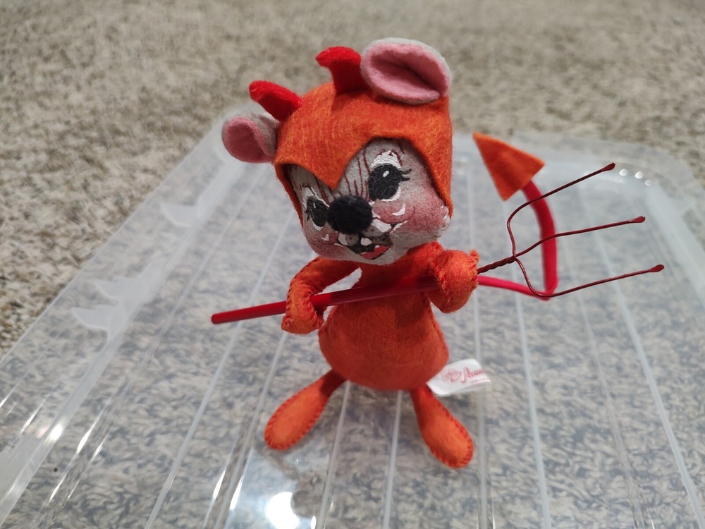 1982 Annalee Doll Mobilitee Devil Costume Mouse with Pitchfork Felt Open Eyes 6"