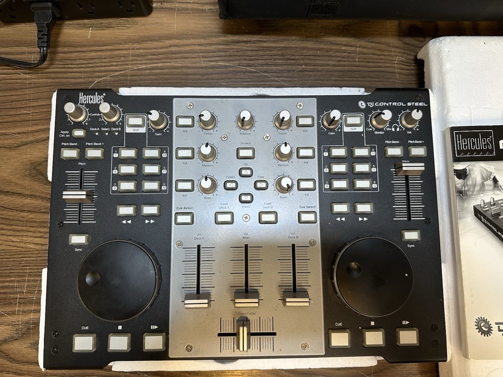 HERCULES DJ CONTROL STEEL CONTROLLER WITH CASE AND MANUAL WORKS