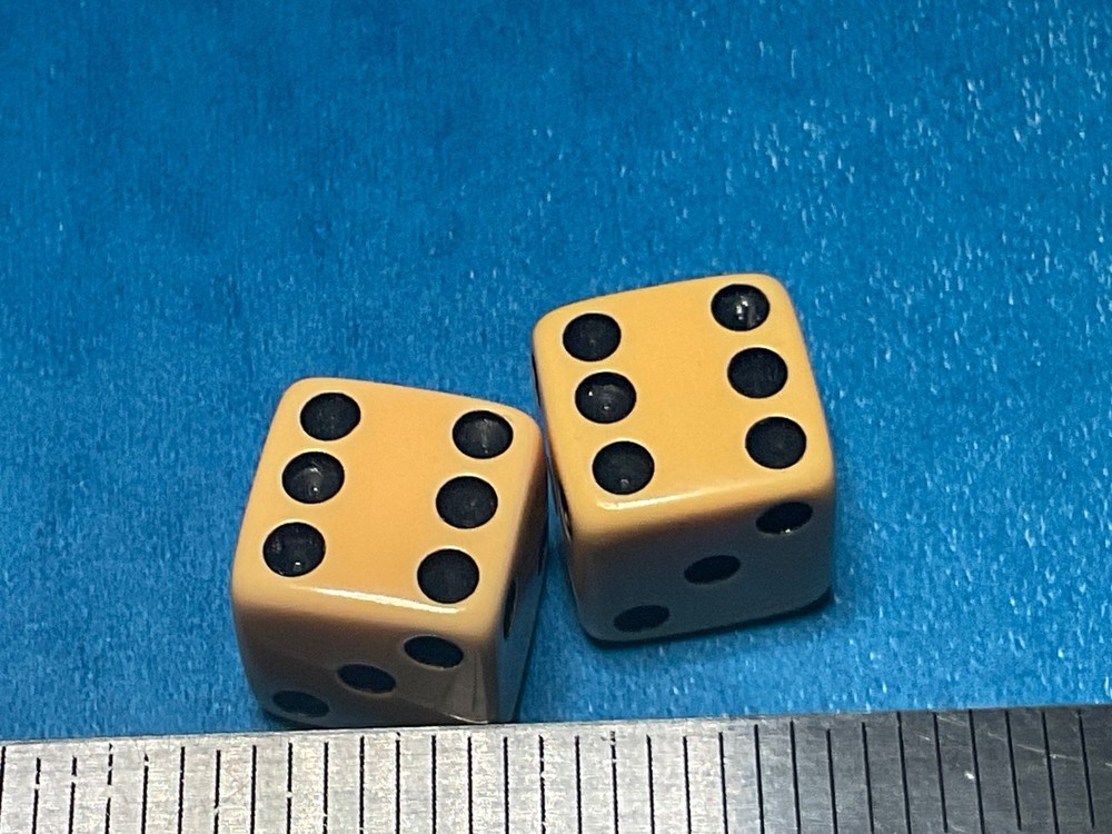 SMALLER PAIR BAKELITE DICE—-——--P-1