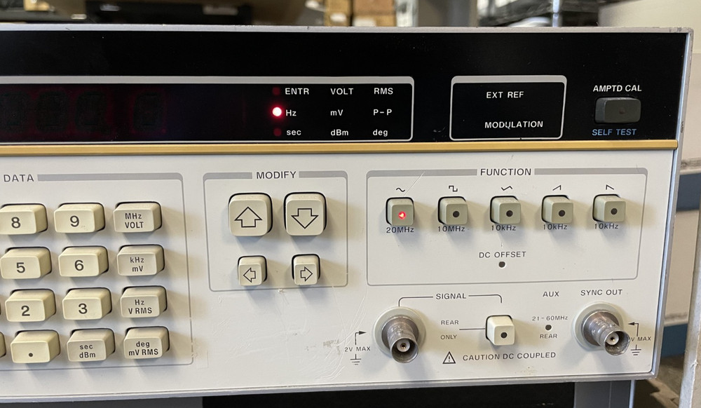 HP Hewlett Packard Synthesizer Function Generator 3325A Two Missing Feet