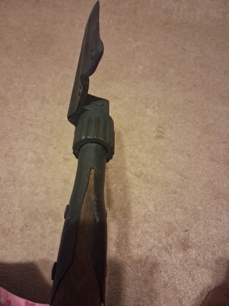 WW2 German Folding Entrenching Tool